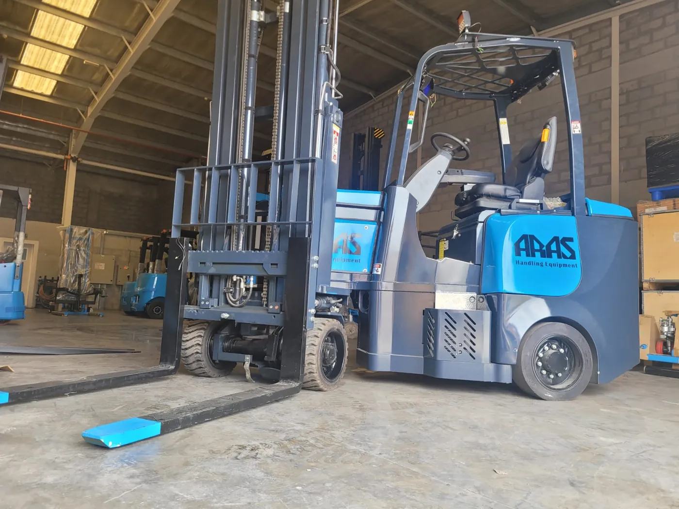 ARAS articulated forklift with multi-stage mast in the ARAS Jebel Ali warehouse, Dubai