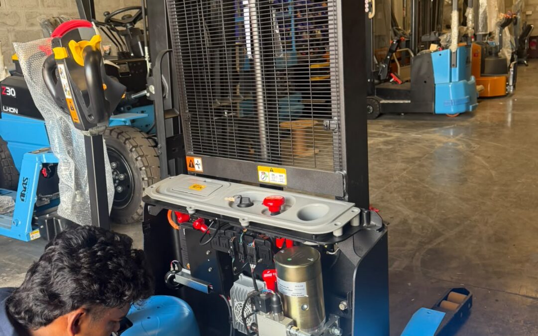 What a Forklift Service Contract Should Cover in the UAE